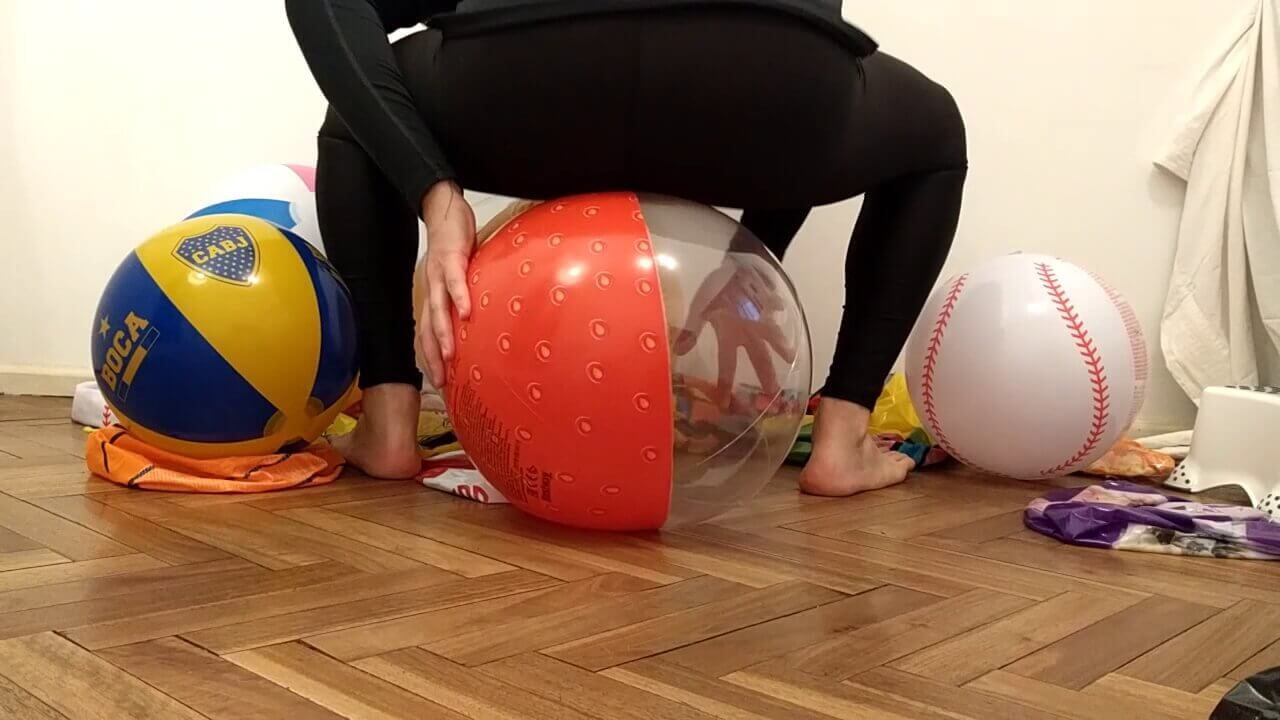 3a | Sit to pop beach balls on the floor | reventemos.com