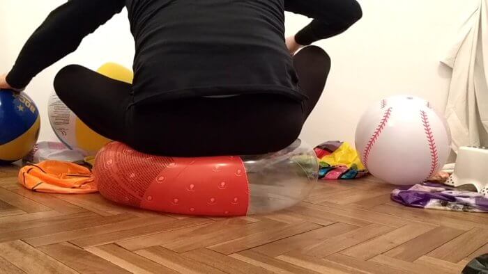 3b | Sit to pop beach balls on the floor | reventemos.com