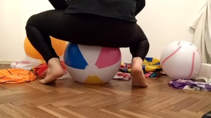 3d | Sit to pop beach balls on the floor | reventemos.com