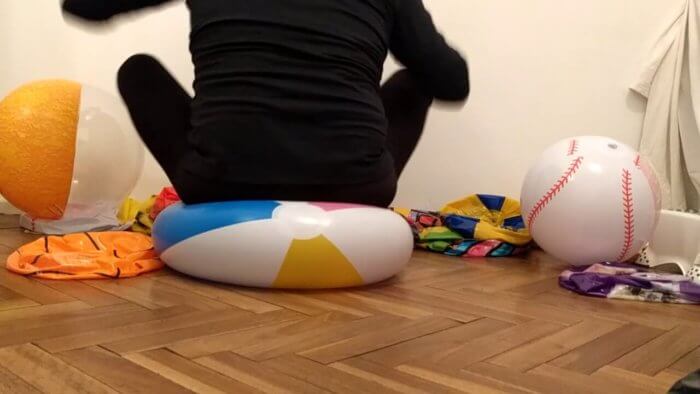 3e | Sit to pop beach balls on the floor | reventemos.com