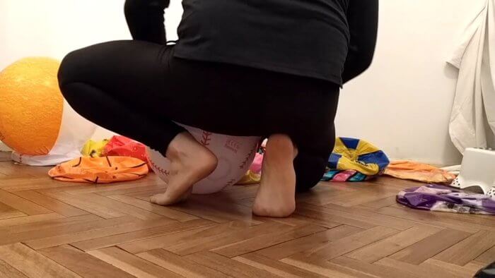 3f | Sit to pop beach balls on the floor | reventemos.com