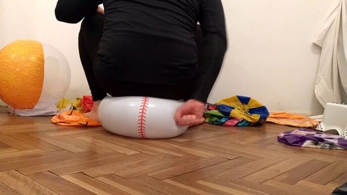 3g | Sit to pop beach balls on the floor | reventemos.com