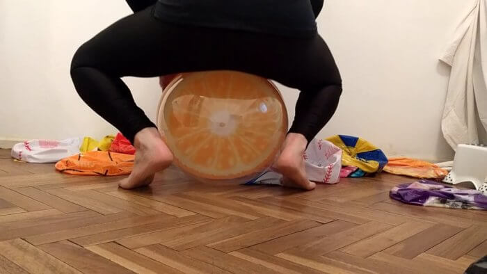 3h | Sit to pop beach balls on the floor | reventemos.com