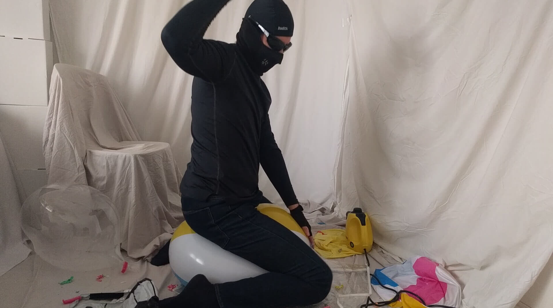 Man sit popping a beach ball on the floor | reventemos.com