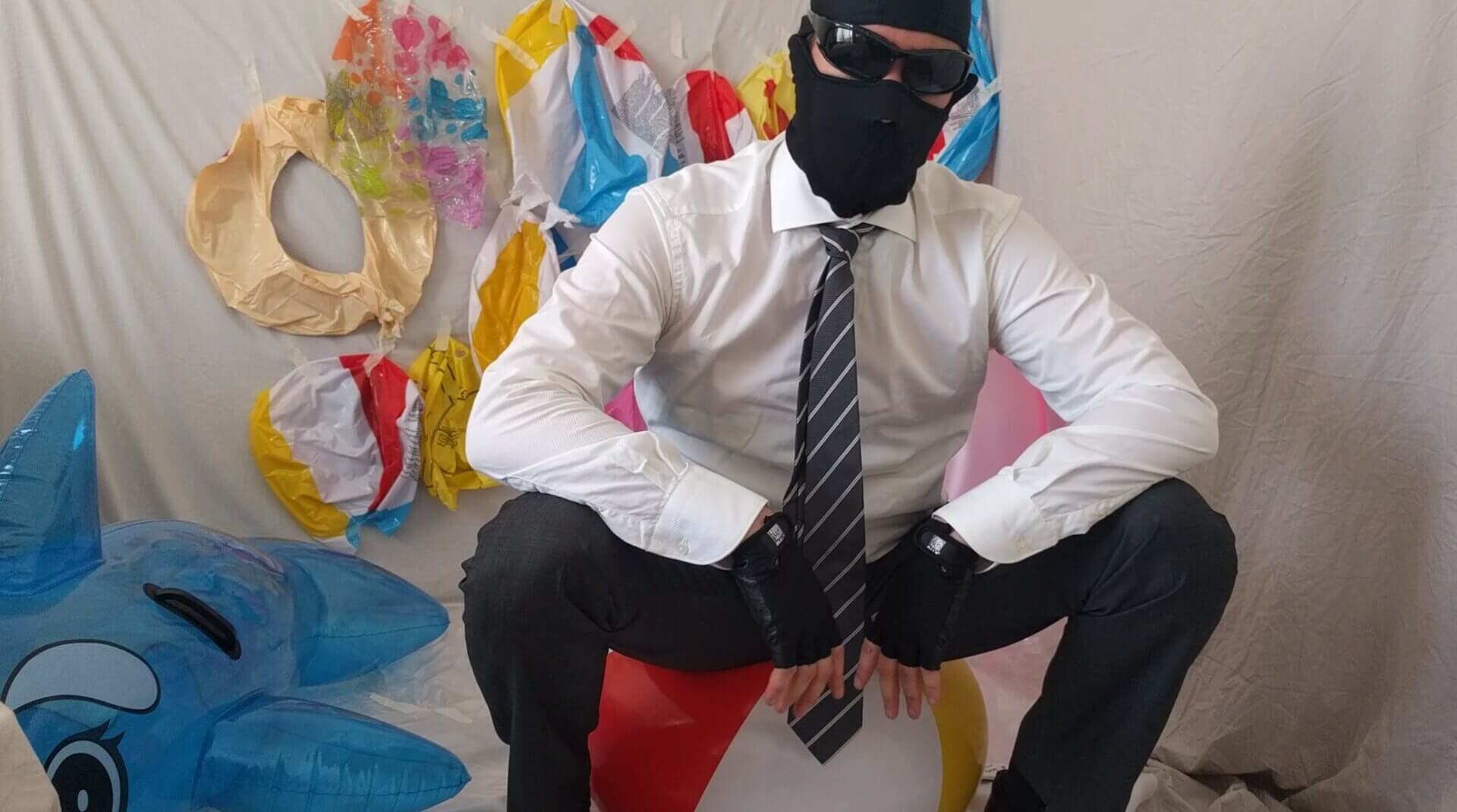 Man sitting on a beach ball looking at the camera | reventemos.com