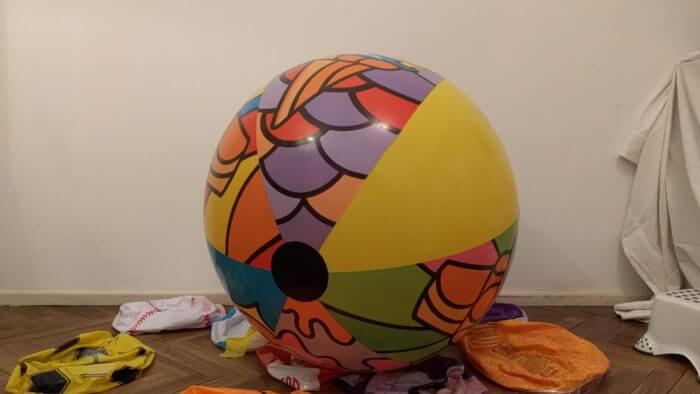2a | Sit to pop big beach ball on the floor in white underwear | reventemos.com