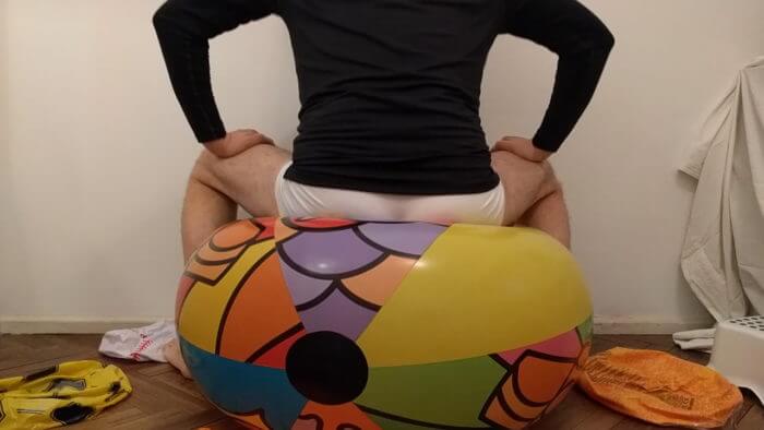 2b | Sit to pop big beach ball on the floor in white underwear | reventemos.com