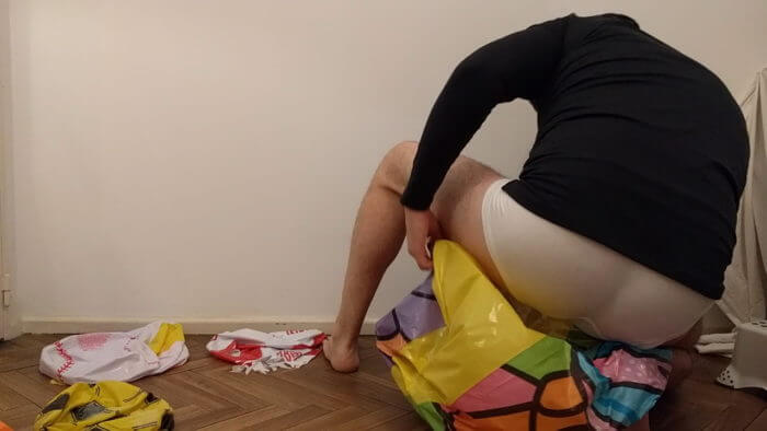 2j | Sit to pop big beach ball on the floor in white underwear | reventemos.com