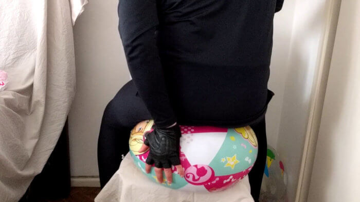 501 | Sit to pop a 24 inch beach ball on a chair in leggings | reventemos.com