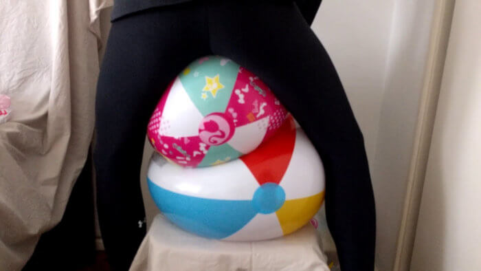503 | Sit to pop a 24 inch beach ball on a chair in leggings | reventemos.com