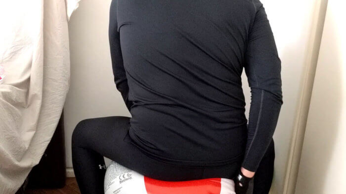 507 | Sit to pop a 24 inch beach ball on a chair in leggings | reventemos.com