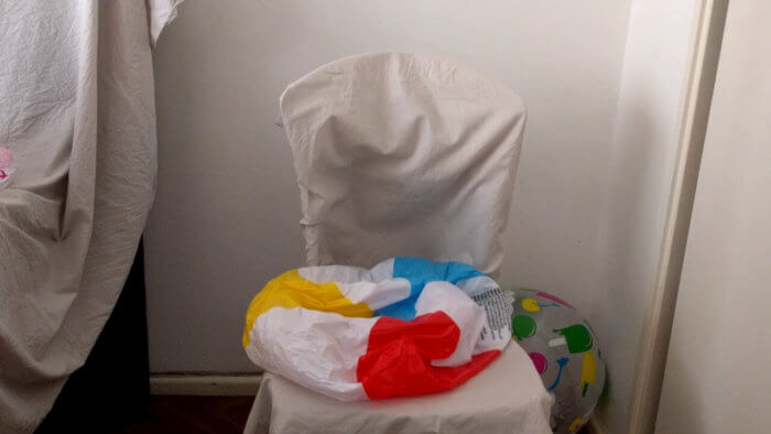 509 | Sit to pop a 24 inch beach ball on a chair in leggings | reventemos.com